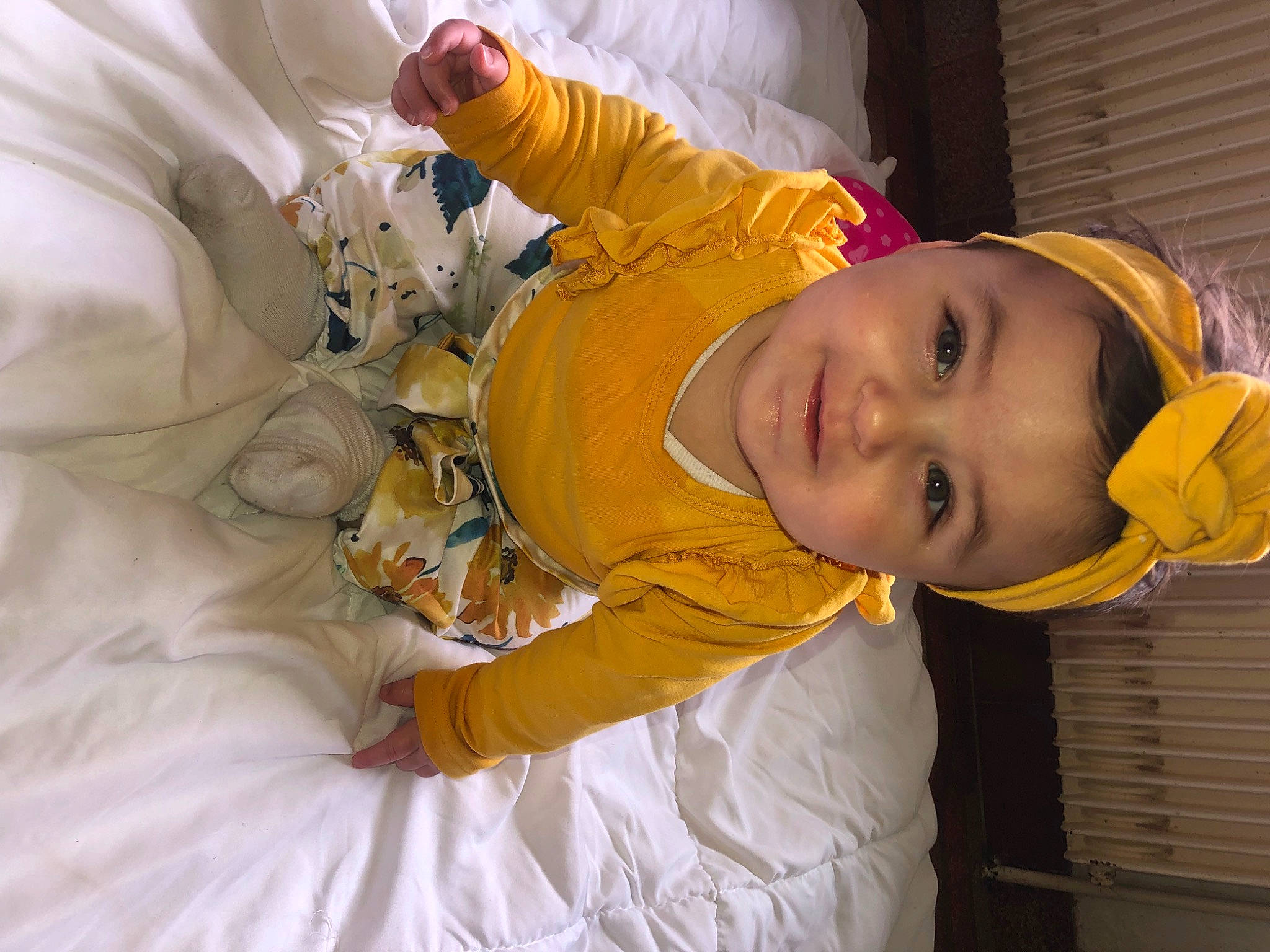 Victoire a rejoint le concours — aidez-le/la à gagner de superbes lots ! baby, baby_toddler_clothing, child, comfort, fun, happy, joy, laugh, person, room, sleeve, smile, toddler, yellow