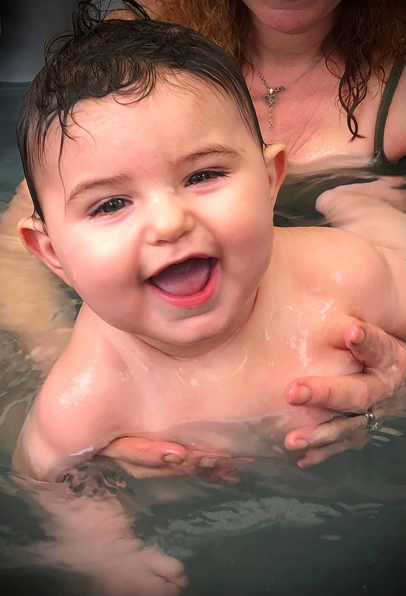 Victoire participe au concours pour gagner de l'argent avec cette photo : arm, bathing, cheek, eye, face, facial_expression, flash_photography, gesture, happy, head, human_body, jaw, joy, lip, mouth, muscle, nose, organ, person, skin