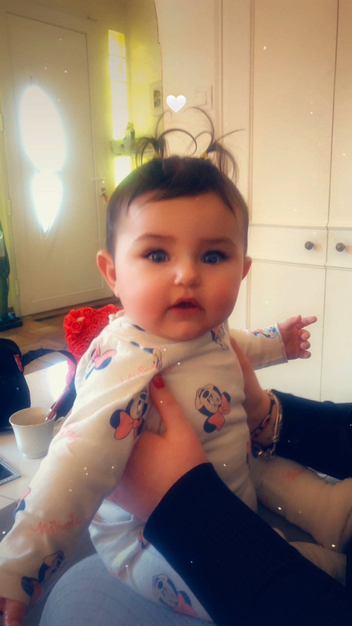 Victoire participe au concours pour gagner de l'argent avec cette photo : abdomen, baby, chest, elbow, flooring, gesture, happy, houseplant, human_leg, knee, nail, neck, person, plant, sitting, sleeve, thigh, thumb, toddler, trunk