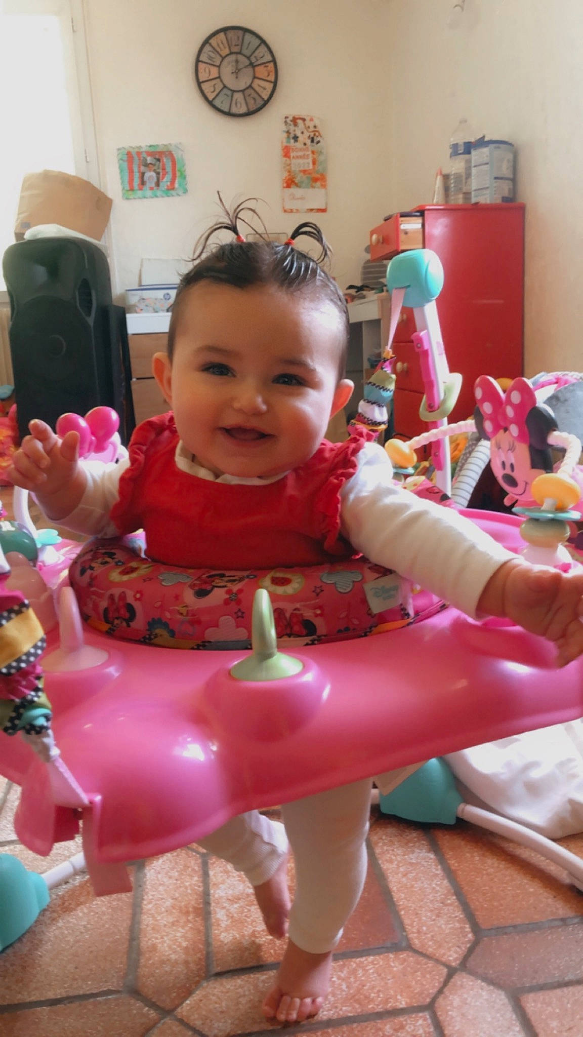 Victoire a rejoint le concours — aidez-le/la à gagner de superbes lots ! baby, baby_toddler_clothing, chair, cheek, child, clock, event, eye, facial_expression, fun, happy, joy, magenta, person, pink, room, sitting, skin, smile, toddler