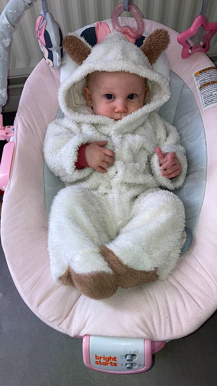 Maëlys a rejoint le concours — aidez-le/la à gagner de superbes lots ! baby, baby_sleeping, baby_toddler_clothing, cap, cheek, child, comfort, fur, fur_clothing, headgear, headwear, knit_cap, linens, person, pink, plush, sitting, sleeve, stuffed_toy, toddler