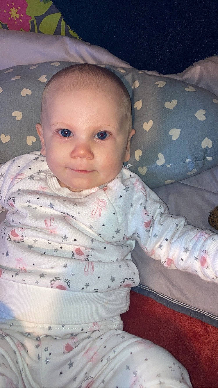 Maëlys a rejoint le concours — aidez-le/la à gagner de superbes lots ! arm, baby, baby_toddler_clothing, cheek, chin, comfort, eye, eyebrow, face, facial_expression, head, iris, linens, lip, mouth, nose, person, pink, skin, sleeve