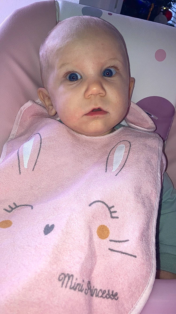 Maëlys a rejoint le concours — aidez-le/la à gagner de superbes lots ! baby, baby_toddler_clothing, cheek, chest, child, collar, comfort, eyebrow, eyelash, happy, human_body, iris, lip, nose, person, pink, skin, sleeve, t_shirt, textile