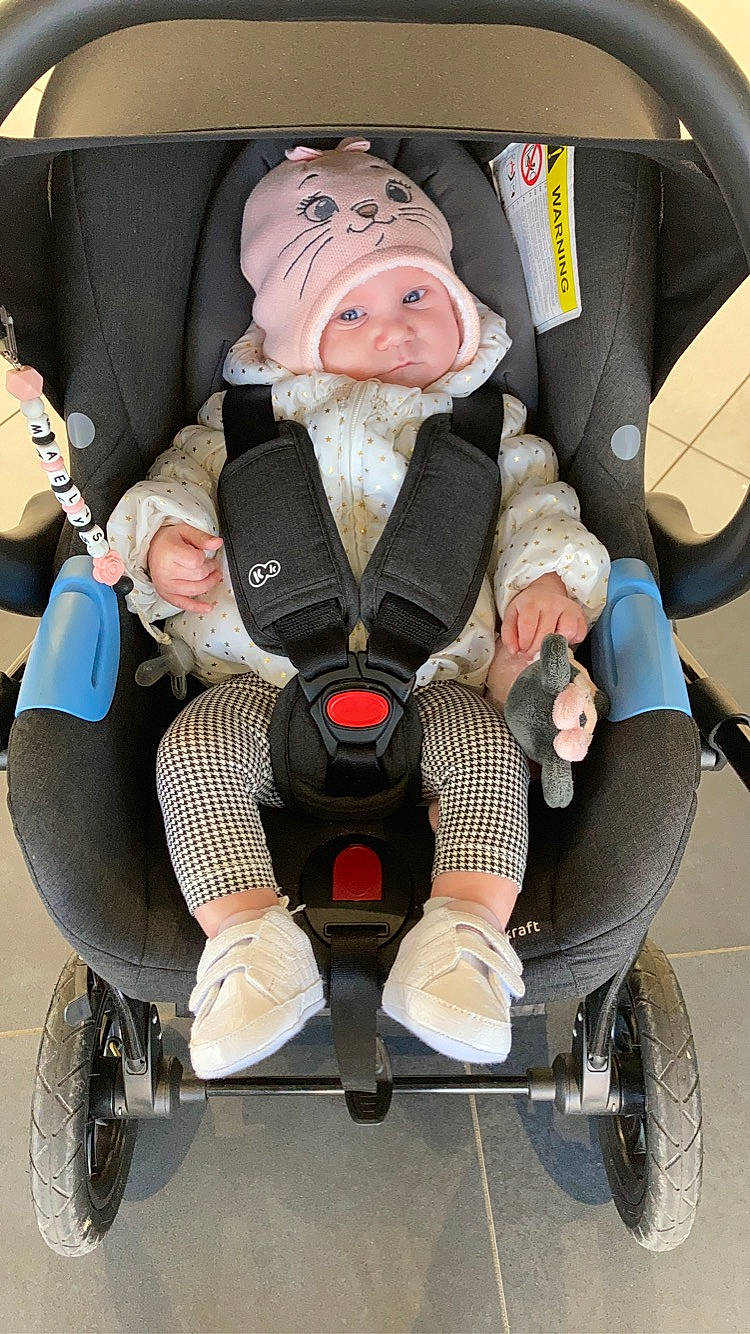 Maëlys a rejoint le concours — aidez-le/la à gagner de superbes lots ! auto_part, automotive_design, automotive_tire, automotive_wheel_system, baby, baby_carriage, baby_products, car_seat, chair, child, comfort, headwear, lap, motor_vehicle, person, product, sitting, tire, toddler, vehicle