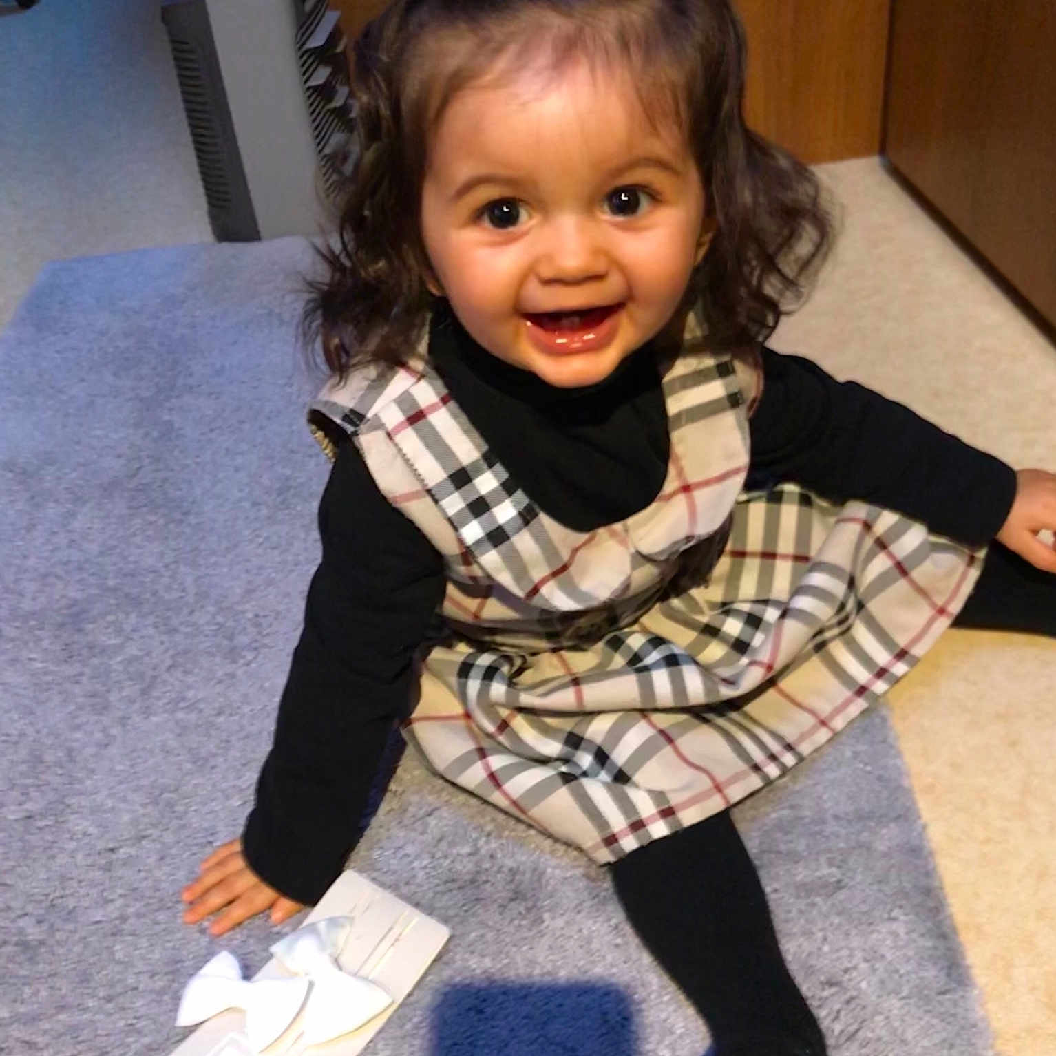Mya participe au concours pour gagner de l'argent avec cette photo : child, child_model, girl, joy, neck, outerwear, pattern, person, plaid, product, scarf, smile, textile, toddler