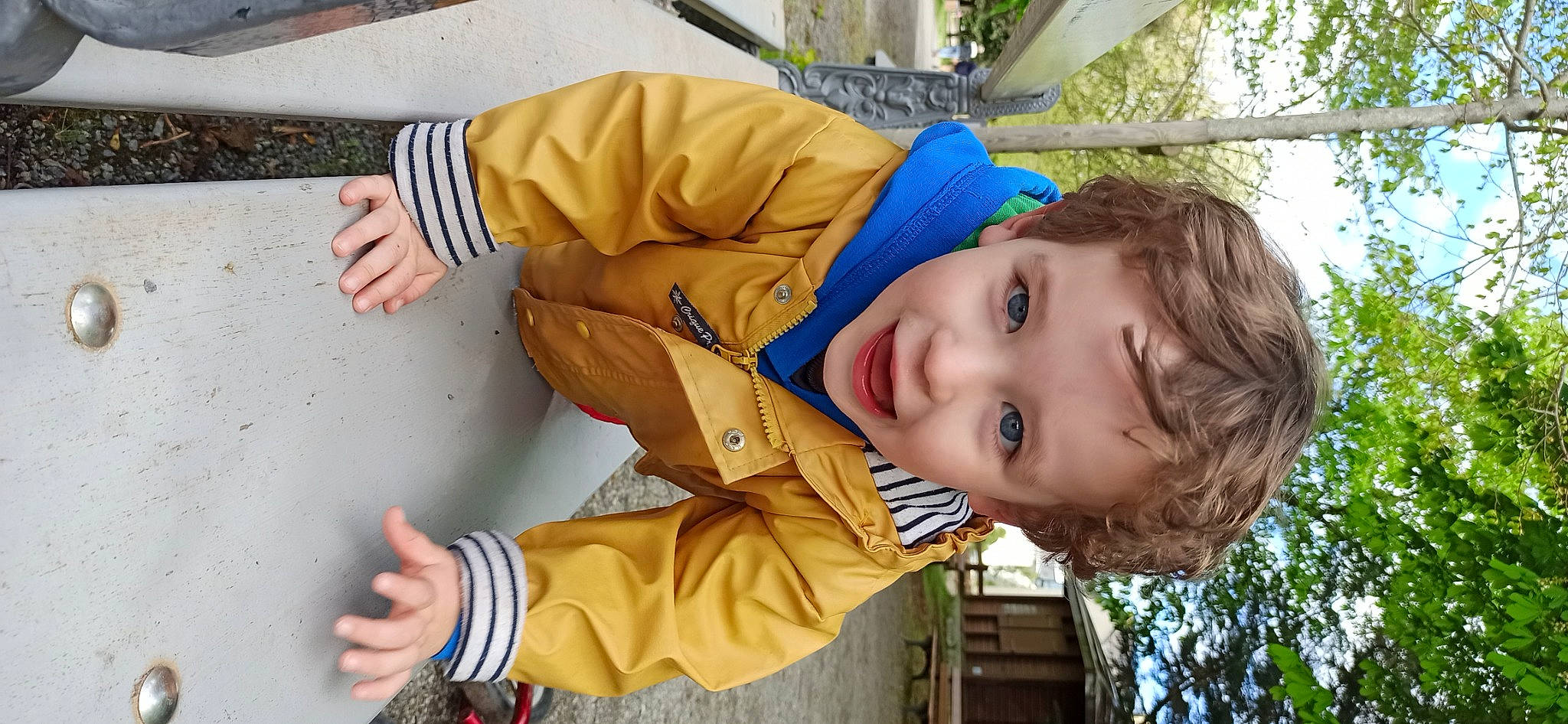 Alix a rejoint le concours — aidez-le/la à gagner de superbes lots ! baby, baby_toddler_clothing, child, eye, face, fun, happy, hat, leisure, person, plant, recreation, sky, smile, toddler, tree, vacation, yellow