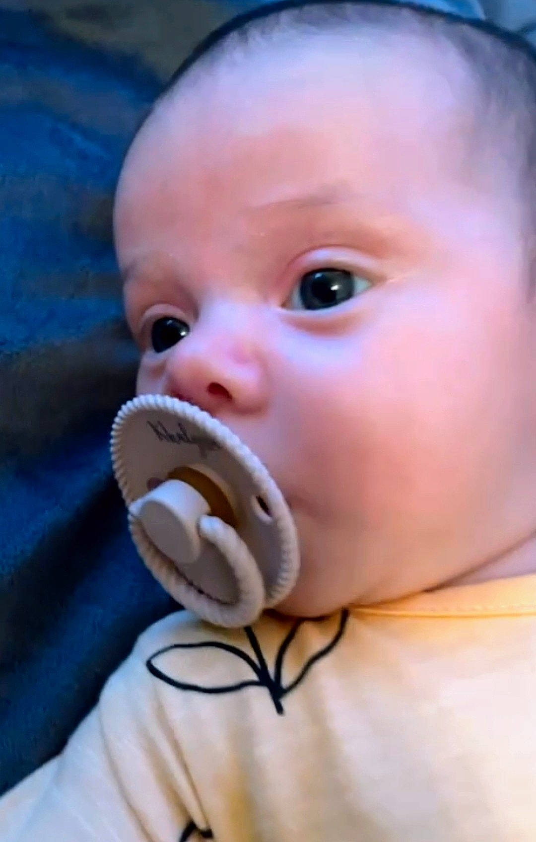 Khalyssa a rejoint le concours — aidez-le/la à gagner de superbes lots ! baby, baby_products, baby_toddler_clothing, cheek, child, chin, comfort, drinkware, ear, eye, eyebrow, eyelash, fun, happy, iris, lip, nail, nose, person, thumb