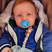 Auguste a rejoint le concours — aidez-le/la à gagner de superbes lots ! baby, infant, child, blue_eyes, pacifier, pacifier_clip, fox_toy, denim_overall, jacket, blanket, hood, stroller, seatbelt, hand, red_hair, skin, portrait, closeup, cozy, cute