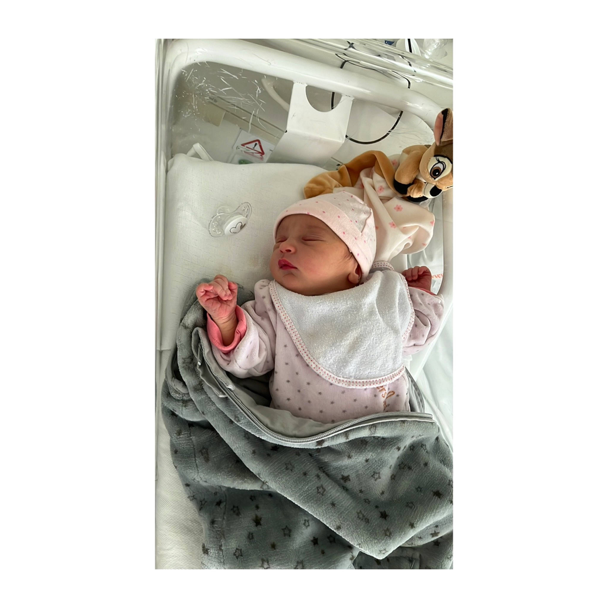 Chelsea participe au concours pour gagner de l'argent avec cette photo : baby, baby_products, baby_safety, baby_sleeping, baby_toddler_clothing, bedding, child, comfort, fictional_character, flesh, headwear, human_body, illustration, linens, nap, person, sleep, sleeve, toddler