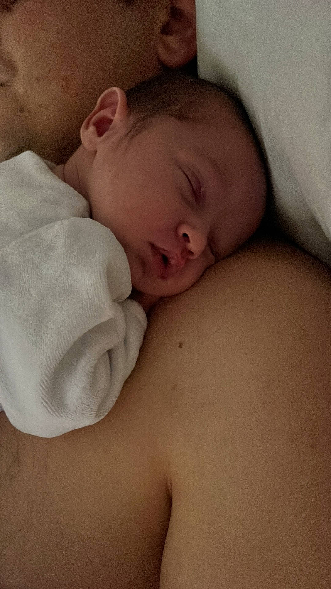 Chelsea participe au concours pour gagner de l'argent avec cette photo : arm, baby, cheek, chin, comfort, eye, eyebrow, face, facial_expression, forehead, hand, head, human_body, lip, mouth, muscle, neck, nose, person, skin