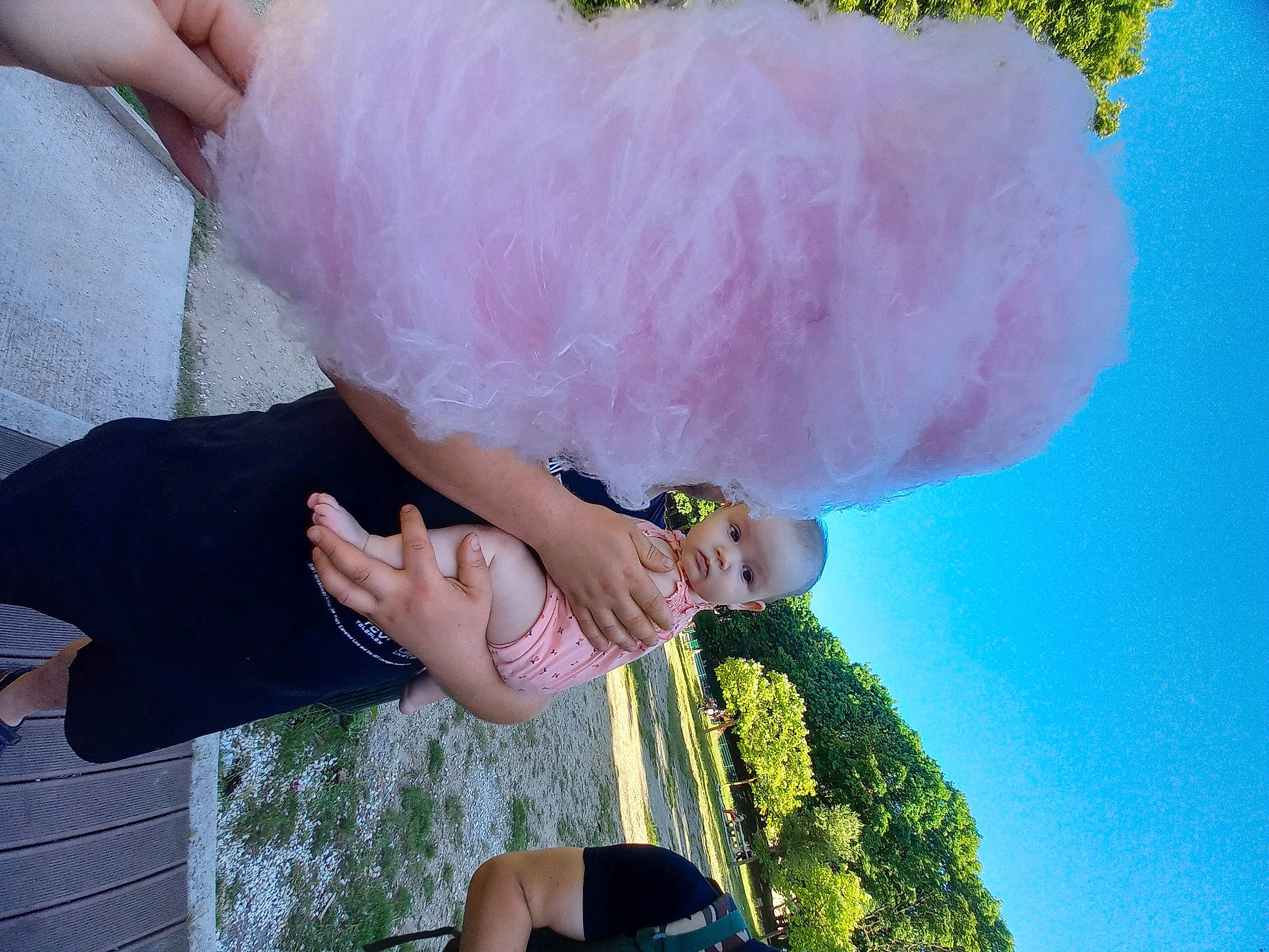 Romina participe au concours pour gagner de l'argent avec cette photo : cloud, cotton_candy, event, finger, fun, gesture, grass, green, happy, leisure, party_supply, people_in_nature, person, petal, pink, plant, sky, summer, tree, water
