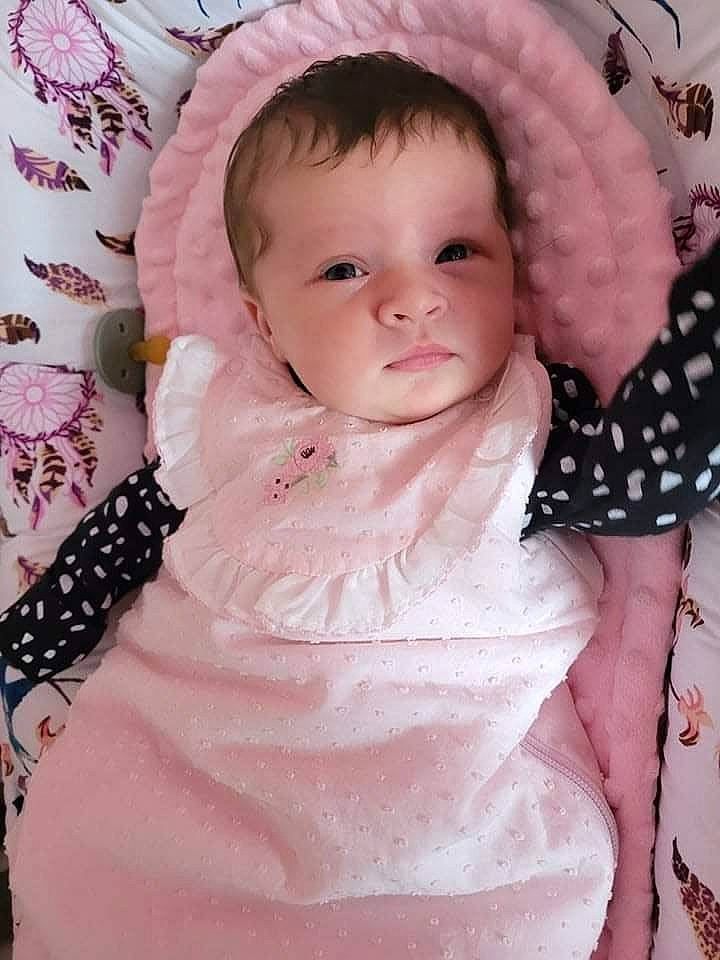 Louna a rejoint le concours — aidez-le/la à gagner de superbes lots ! baby, baby_products, baby_toddler_clothing, cheek, child, dress, embellishment, eye, eyelash, face, happy, headgear, iris, lip, pattern, person, pink, skin, sleeve, toddler