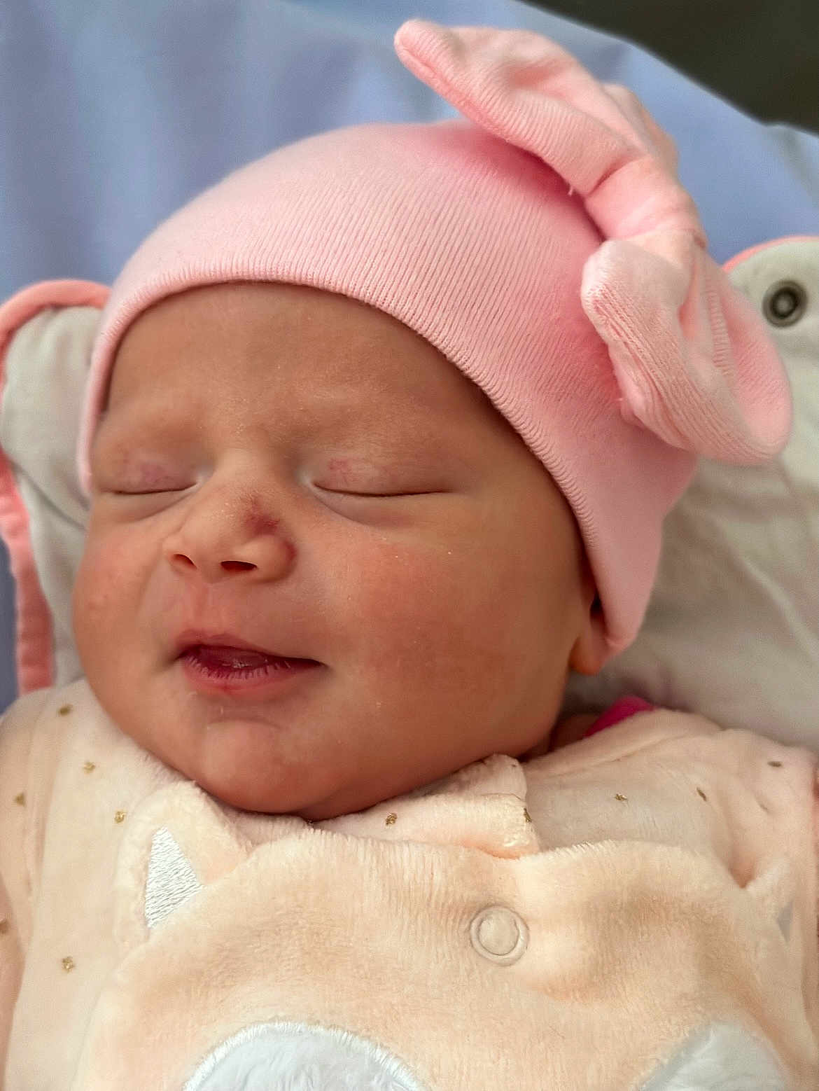 Gabriela a rejoint le concours — aidez-le/la à gagner de superbes lots ! baby, newborn, infant, pink_hat, sleeping, closed_eyes, soft_clothing, bow, cute, portrait, child, peaceful, indoors, closeup, face, headwear, warm, sleep, adorable, cozy
