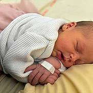 Gabriela a rejoint le concours — aidez-le/la à gagner de superbes lots ! newborn, baby, sleeping, infant, cozy, white_sweater, knitted, soft, peaceful, closeup, skin, hand, face, rest, cute, portrait, child, bed, blanket, warm