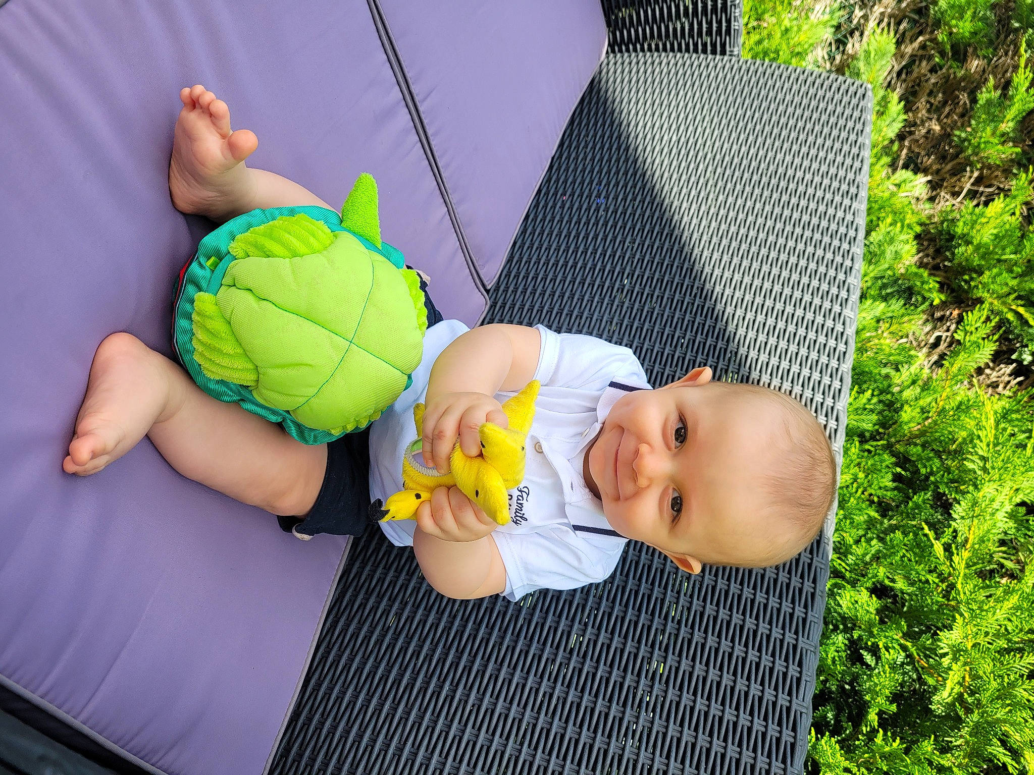 Ethan participe au concours pour gagner de l'argent avec cette photo : baby, baby_products, baby_toddler_clothing, ball, child, football, fun, grass, green, happy, joy, leisure, people_in_nature, person, sitting, smile, sports_equipment, sports_toy, toddler, toy