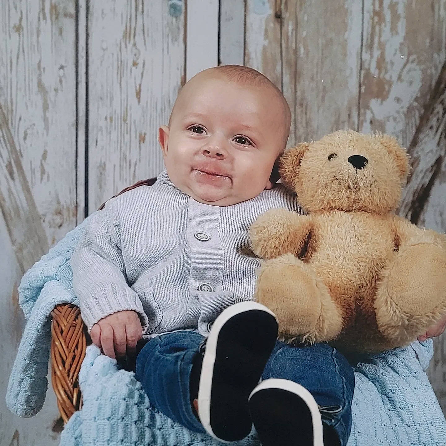 Ethan participe au concours pour gagner de l'argent avec cette photo : baby, baby_toddler_clothing, cheek, comfort, eye, facial_expression, happy, head, human, human_body, iris, nose, person, skin, sleeve, smile, textile, toddler, toy, white