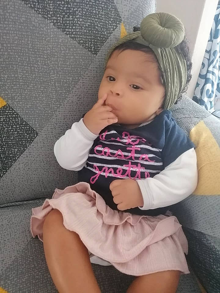 Emma a rejoint le concours — aidez-le/la à gagner de superbes lots ! arm, baby, baby_toddler_clothing, cap, comfort, dress, face, finger, hand, head, human_body, iris, lip, neck, person, pink, skin, sleeve, textile, thigh