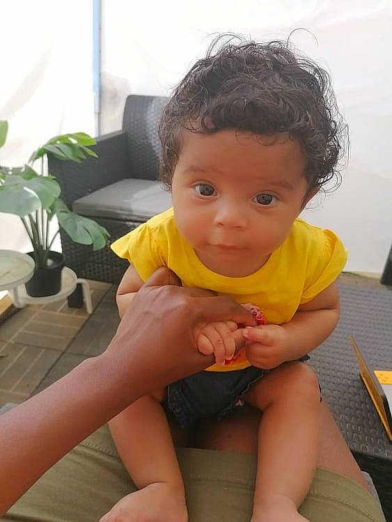 Emma a rejoint le concours — aidez-le/la à gagner de superbes lots ! cheek, eye, face, finger, floor, flowerpot, hair, happy, houseplant, joint, knee, leg, neck, nose, person, plant, shoulder, skin, thigh, toddler