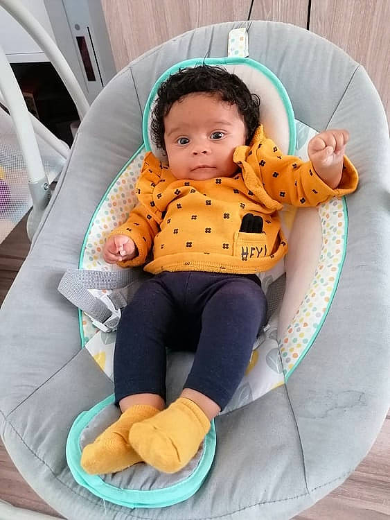 Emma participe au concours pour gagner de l'argent avec cette photo : baby, baby_carriage, baby_in_car_seat, baby_products, baby_safety, baby_sleeping, baby_toddler_clothing, baby_toys, bag, car_seat, chair, comfort, leg, leisure, person, personal_protective_equipment, plush, sitting, sleeve, stuffed_toy