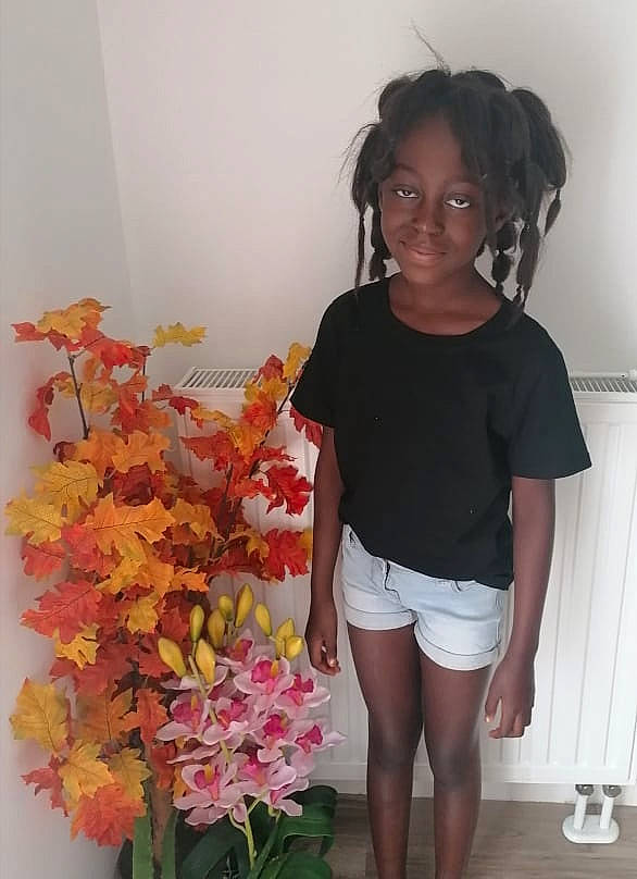 Ariana participe au concours pour gagner de l'argent avec cette photo : annual_plant, artificial_flower, bouquet, creative_arts, cut_flowers, floristry, flower, flower_arranging, flowering_plant, flowerpot, houseplant, human_body, human_leg, joy, knee, person, petal, plant, sleeve, thigh