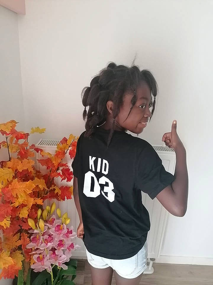 Ariana participe au concours pour gagner de l'argent avec cette photo : black_hair, flower, flowerpot, gesture, hair, happy, head, houseplant, human_body, joint, long_hair, neck, person, plant, shorts, shoulder, sleeve, sportswear, thigh, trunk