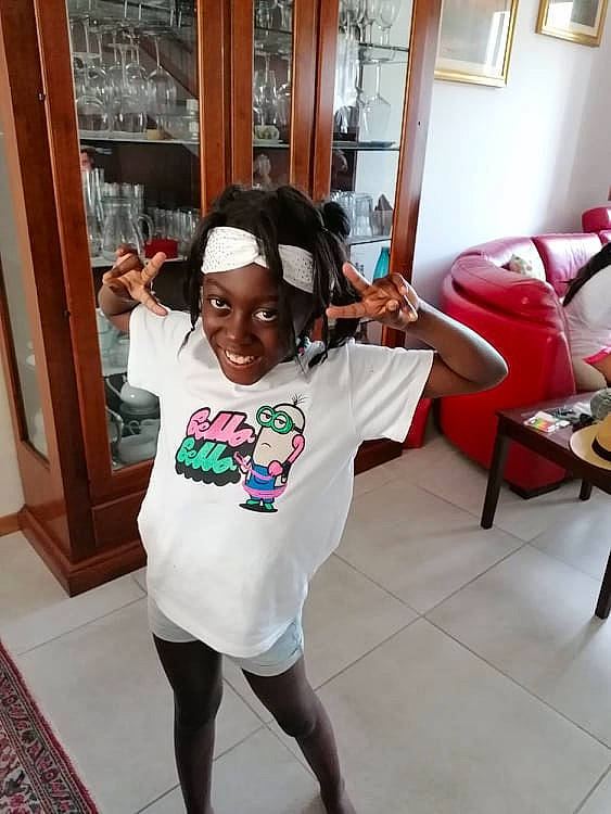 Ariana participe au concours pour gagner de l'argent avec cette photo : active_pants, child, event, fashion_design, flooring, fun, happy, headwear, human_leg, joy, leggings, leisure, person, room, sandal, sleeve, smile, sportswear, t_shirt, thigh