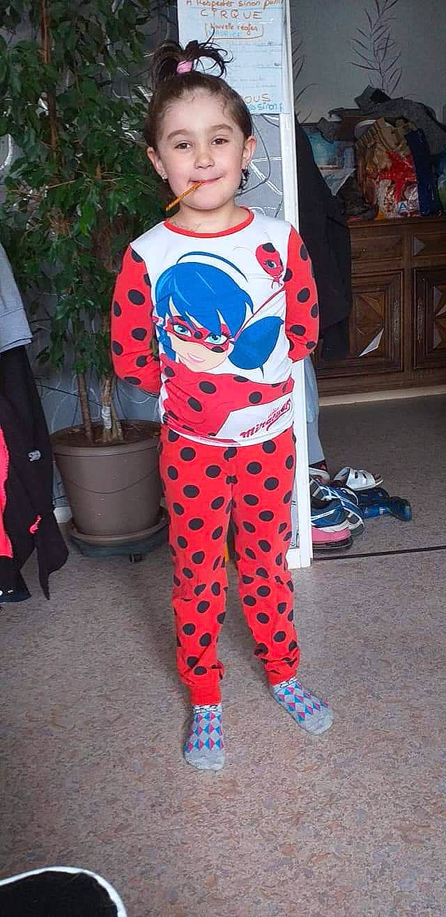 Lylou a rejoint le concours — aidez-le/la à gagner de superbes lots ! child, clothing, costume, joy, pajamas, person, sleeve, sportswear