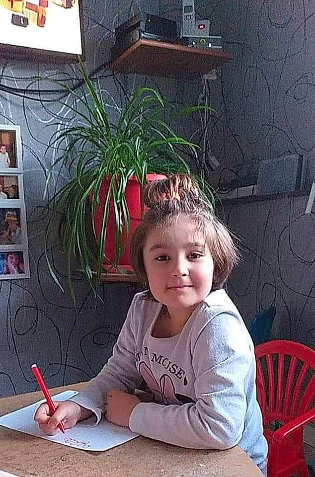 Lylou a rejoint le concours — aidez-le/la à gagner de superbes lots ! child, electronic_device, joy, person, plant, play, sitting, technology, toddler, tree, vacation