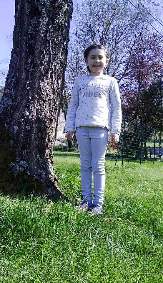 Lylou participe au concours pour gagner de l'argent avec cette photo : grass, grass_family, jeans, joy, lawn, outerwear, person, plant, spring, standing, sweater, tree, trunk, woody_plant