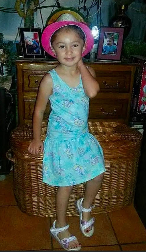 Lylou participe au concours pour gagner de l'argent avec cette photo : basket, child, child_model, clothing, dress, headgear, joy, person, turquoise