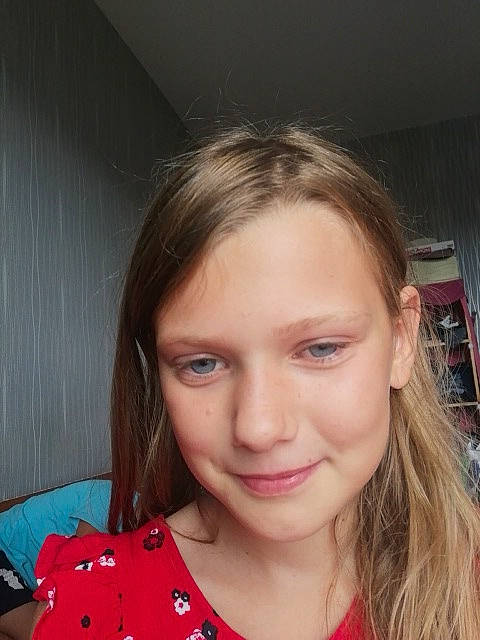 Léa participe au concours pour gagner de l'argent avec cette photo : blond, brown_hair, cheek, chin, eye, eyebrow, face, forehead, fun, hair, hairstyle, head, jaw, joy, lip, long_hair, mouth, nose, person, selfie