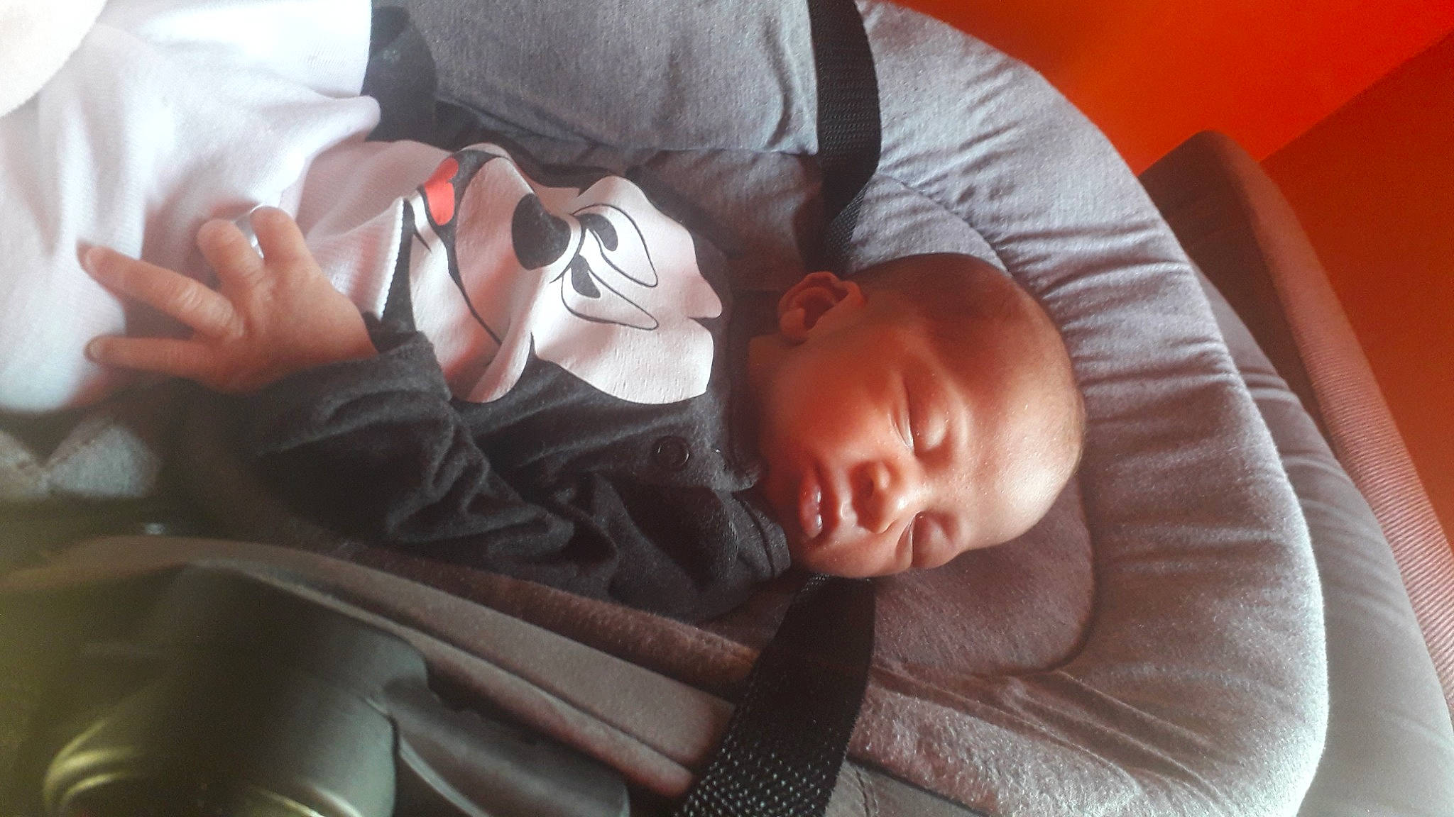 Maxime participe au concours pour gagner de l'argent avec cette photo : baby, baby_products, baby_toddler_clothing, bedtime, child, comfort, ear, facial_expression, finger, glasses, hand, linens, mammal, mouth, nose, person, sitting, skin, toddler, vertebrate