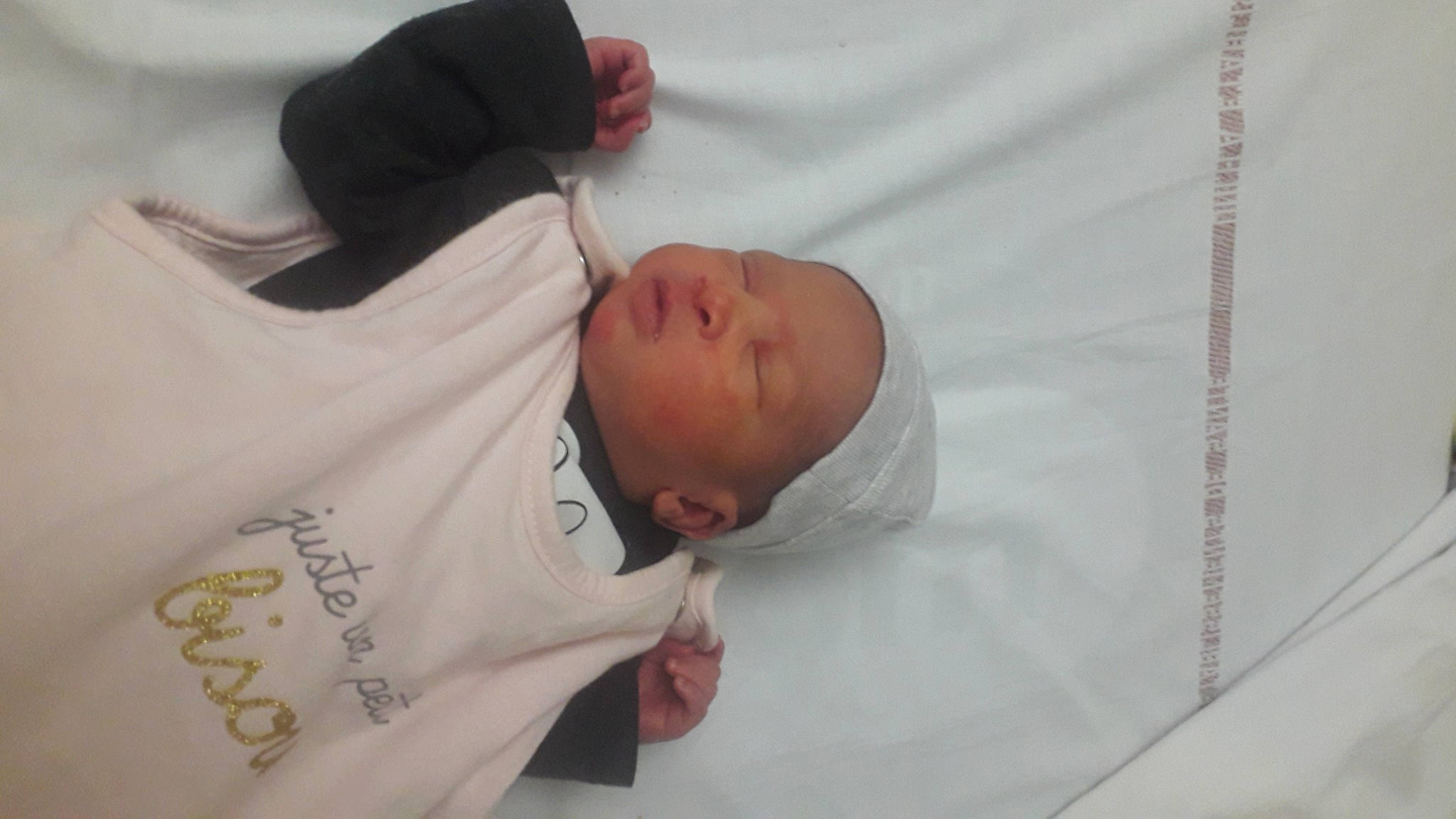 Maxime a rejoint le concours — aidez-le/la à gagner de superbes lots ! baby, baby_products, baby_sleeping, baby_toddler_clothing, bedtime, child, comfort, elbow, gesture, linens, nap, person, product, room, sleep, sleeve, toddler