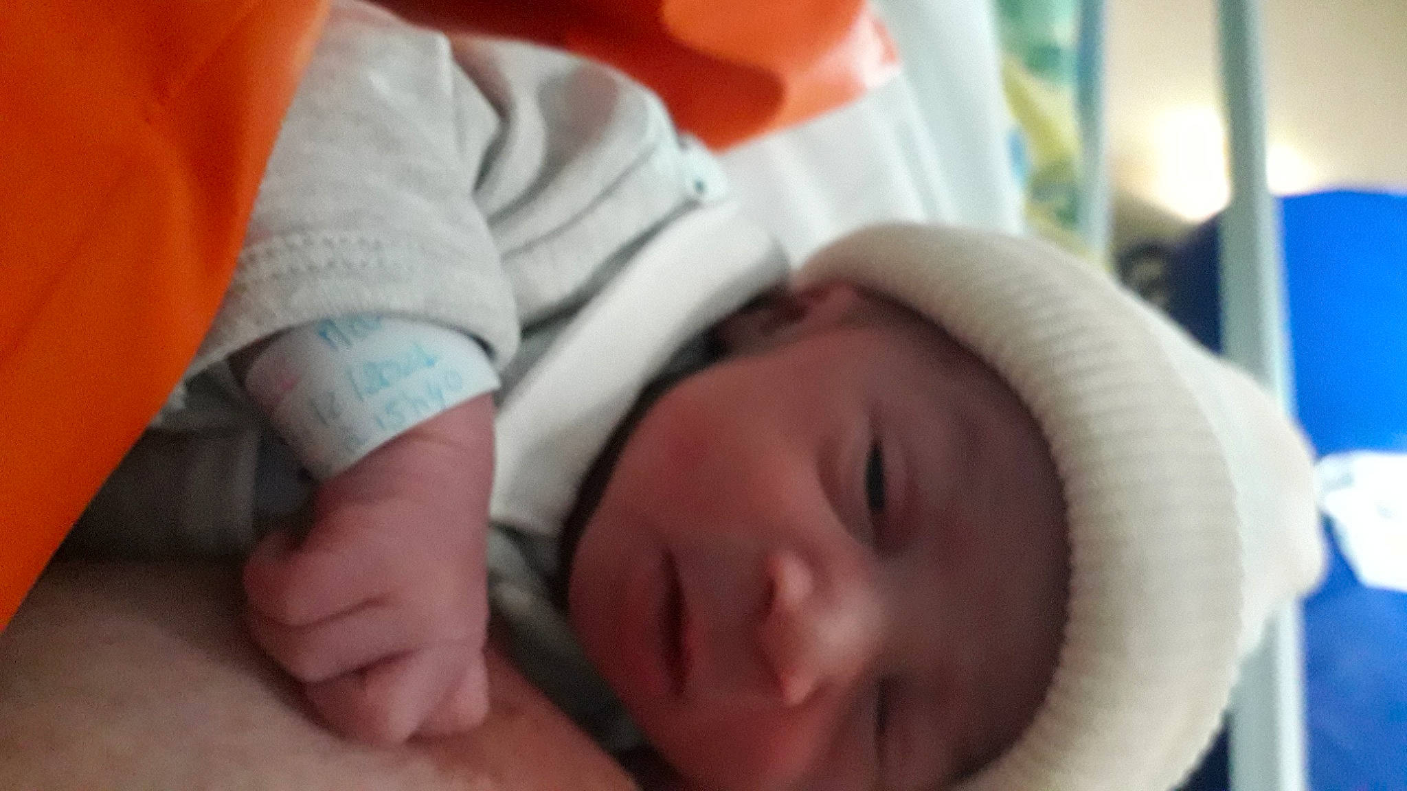 Maxime a rejoint le concours — aidez-le/la à gagner de superbes lots ! baby, baby_products, baby_sleeping, baby_toddler_clothing, bedtime, cheek, child, comfort, eyelash, finger, gesture, headwear, human_body, linens, mouth, nap, nose, person, skin, sleeve