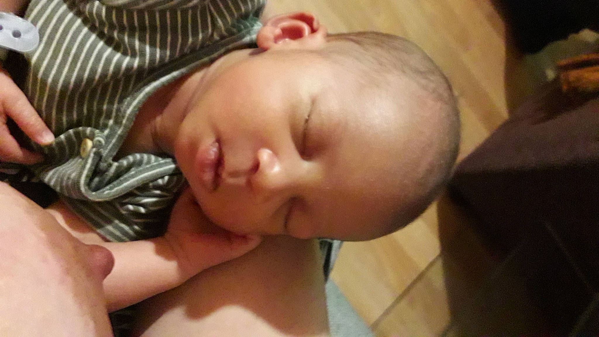 Maxime participe au concours pour gagner de l'argent avec cette photo : arm, baby, baby_toddler_clothing, cheek, comfort, ear, eyebrow, eyelash, finger, forehead, hairstyle, hand, headgear, human_body, lip, mouth, neck, nose, person, skin