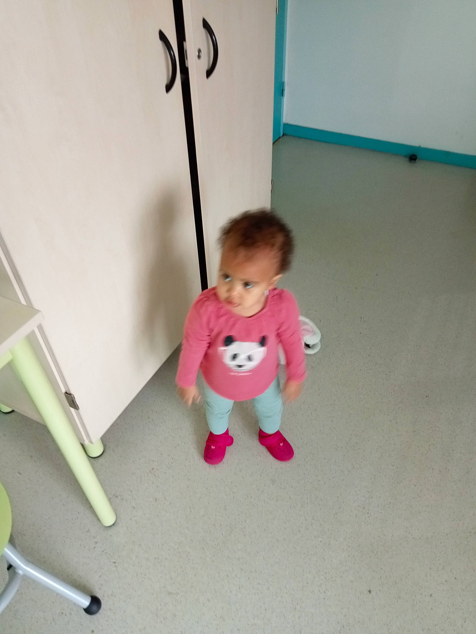 Christine participe au concours pour gagner de l'argent avec cette photo : arm, baby, baby_products, baby_toddler_clothing, balance, child, cleanliness, floor, flooring, foot, hardwood, household_supply, knee, magenta, office_supplies, person, play, room, sleeve, toddler