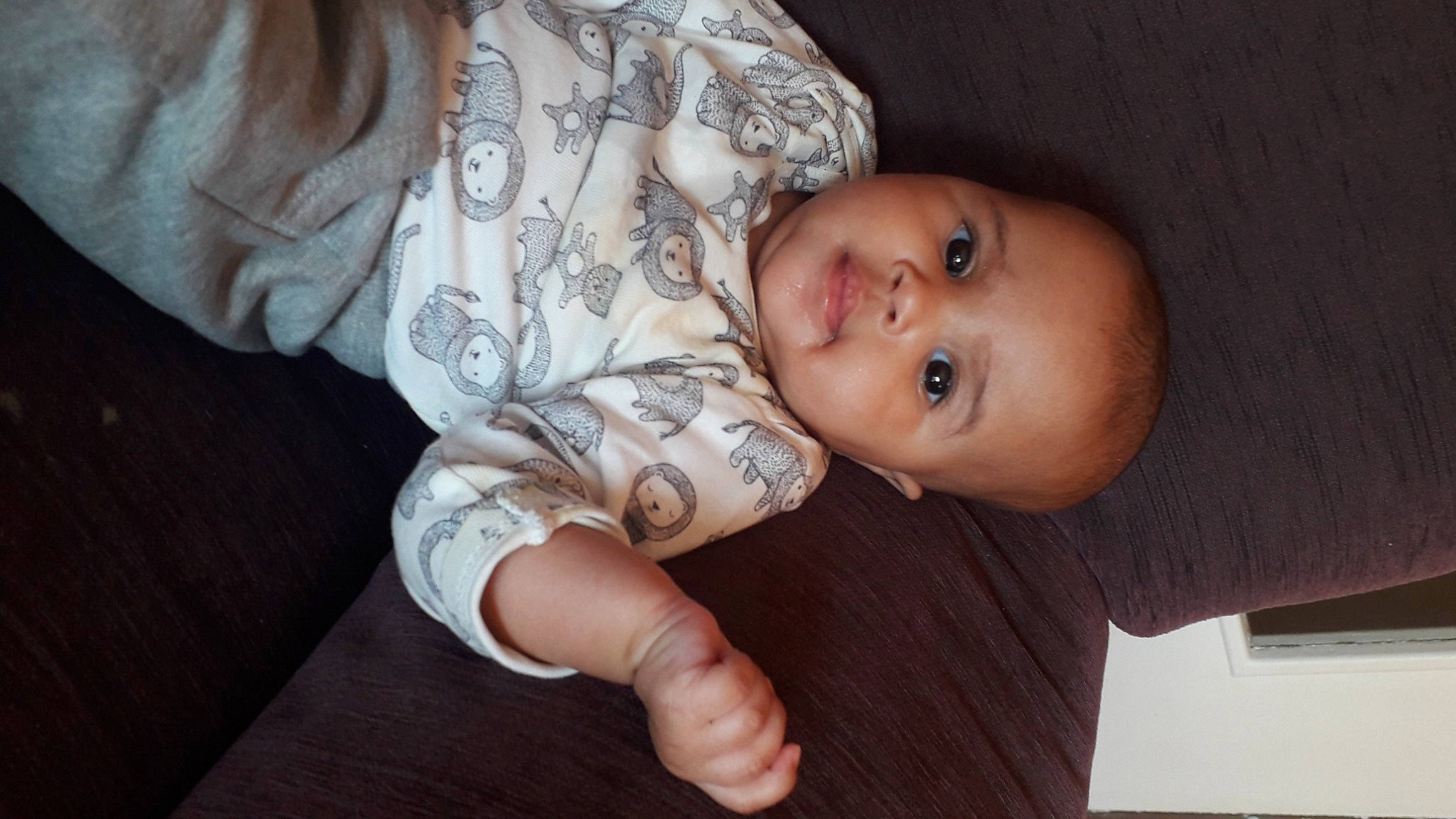 Christine a rejoint le concours — aidez-le/la à gagner de superbes lots ! arm, baby, baby_toddler_clothing, cheek, chin, comfort, dress, eye, finger, gesture, hand, human_body, iris, lip, mouth, nose, person, skin, sleeve, smile