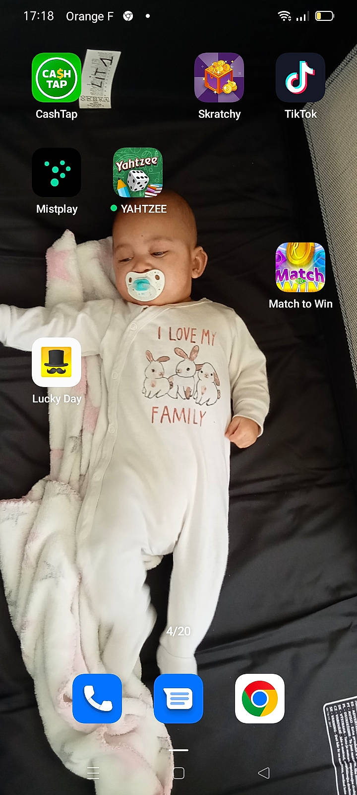 Maxime a rejoint le concours — aidez-le/la à gagner de superbes lots ! baby, baby_toddler_clothing, font, gesture, glove, logo, person, personal_protective_equipment, photo_caption, screenshot, sleeve, t_shirt, thumb, toddler, top