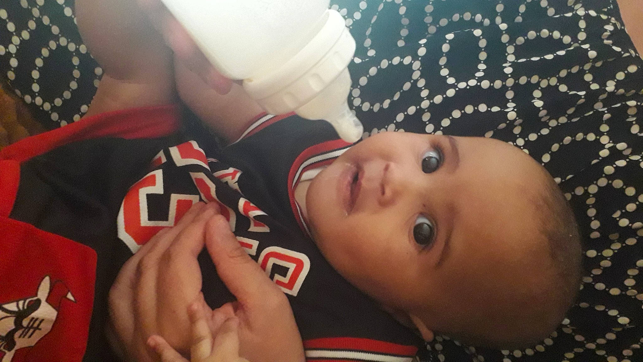 Christine participe au concours pour gagner de l'argent avec cette photo : baby, carmine, cheek, chest, child, elbow, finger, fun, gesture, hand, happy, lip, mouth, nail, nose, pattern, person, textile, thumb, toddler