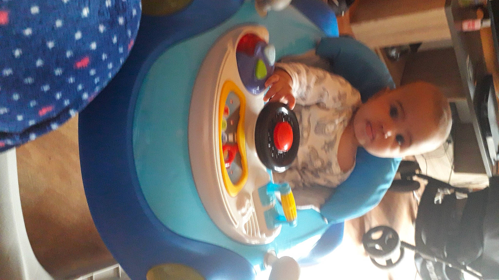 Christine a rejoint le concours — aidez-le/la à gagner de superbes lots ! automotive_wheel_system, baby, baby_products, baby_safety, baby_toys, chair, child, circle, dishware, fun, headgear, leisure, person, plate, recreation, room, space, tableware, toddler, toy