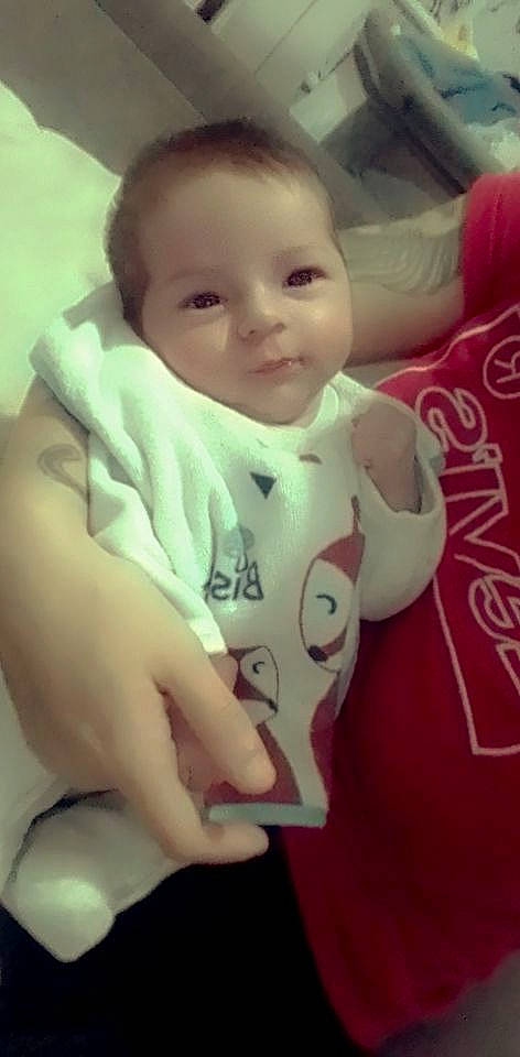 Mayronn a rejoint le concours — aidez-le/la à gagner de superbes lots ! baby, baby_toddler_clothing, cheek, chest, comfort, eye, eyebrow, face, finger, gesture, happy, head, human_body, lip, neck, nose, person, sleeve, smile, t_shirt