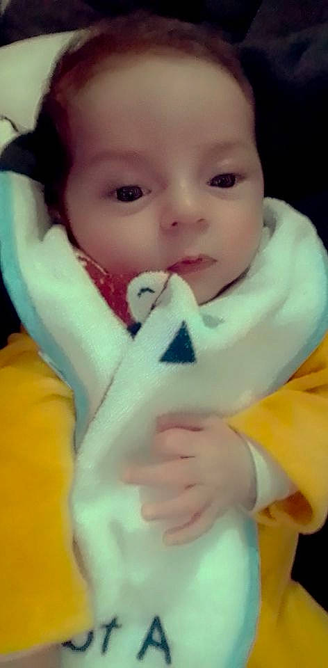 Mayronn participe au concours pour gagner de l'argent avec cette photo : baby, baby_products, baby_safety, baby_toddler_clothing, cheek, child, comfort, drinkware, eyelash, finger, gesture, happy, lip, nail, nose, person, sitting, skin, sleeve, thumb