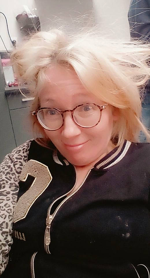 Rose participe au concours pour gagner de l'argent avec cette photo : chin, clothing, cool, eyebrow, eyewear, forehead, glasses, hair_coloring, hairstyle, joy, lip, mammal, outerwear, person, portrait, portrait_photography, selfie, vision_care