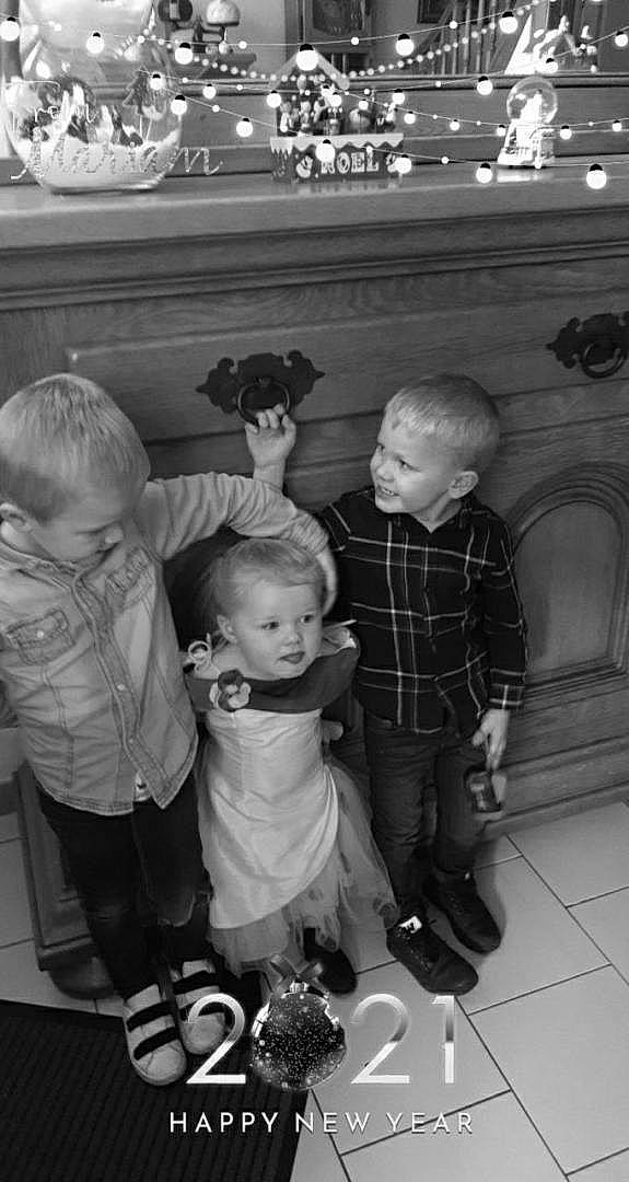 Rose participe au concours pour gagner de l'argent avec cette photo : arm, baby, baby_toddler_clothing, black_and_white, child, family, hand, human_body, monochrome, person, toddler, vehicle_registration_plate