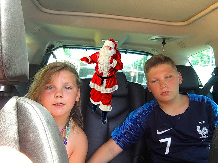 Kellya participe au concours pour gagner de l'argent avec cette photo : car, car_seat, family_car, fictional_character, fun, passenger, person