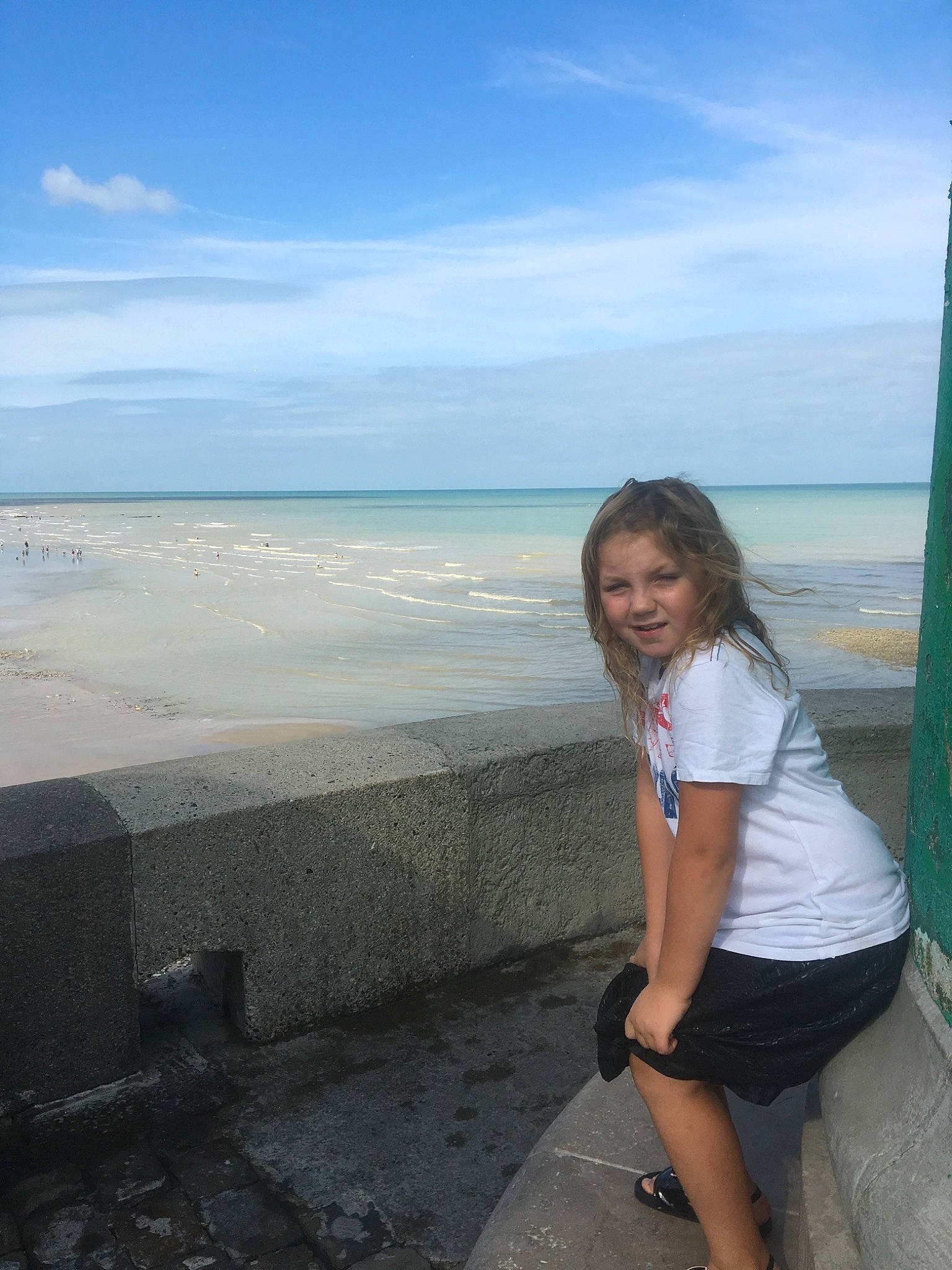 Kellya participe au concours pour gagner de l'argent avec cette photo : beach, cloud, coast, fun, horizon, joy, leg, long_hair, ocean, person, sea, sky, smile, summer, tourism, travel, vacation