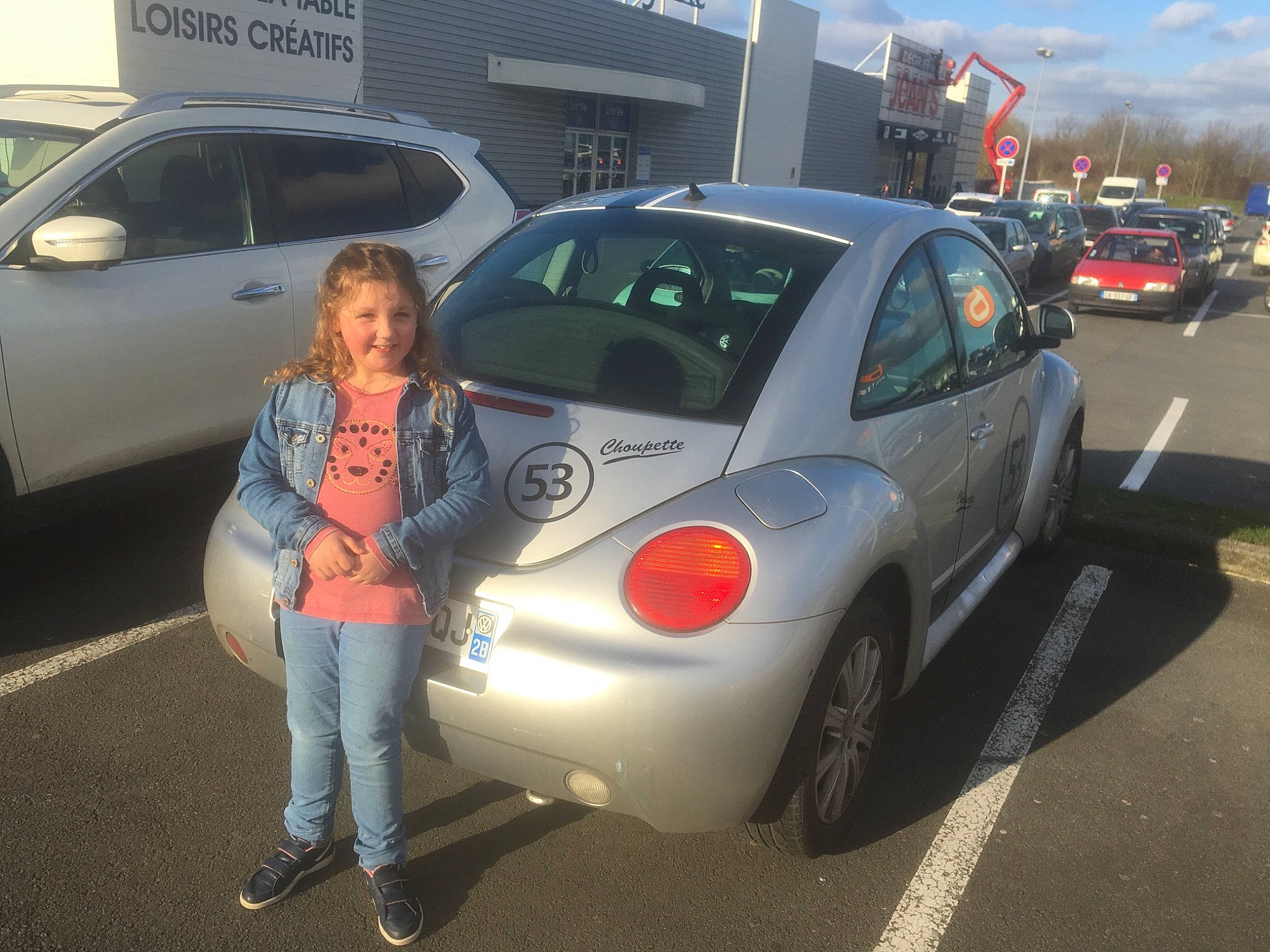 Kellya participe au concours pour gagner de l'argent avec cette photo : automotive_exterior, automotive_window_part, car, city_car, coupe, hardtop, joy, land_vehicle, motor_vehicle, person, sedan, subcompact_car, vehicle, vehicle_door, volkswagen, volkswagen_beetle, volkswagen_new_beetle