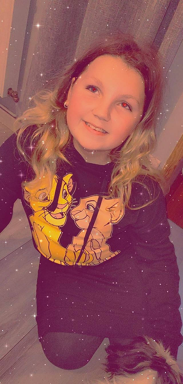 Kellya participe au concours pour gagner de l'argent avec cette photo : cheek, clothing, eye, eyebrow, eyelash, facial_expression, fashion, hair, happy, head, iris, joy, lip, organ, outerwear, person, pink, purple, skin, sleeve