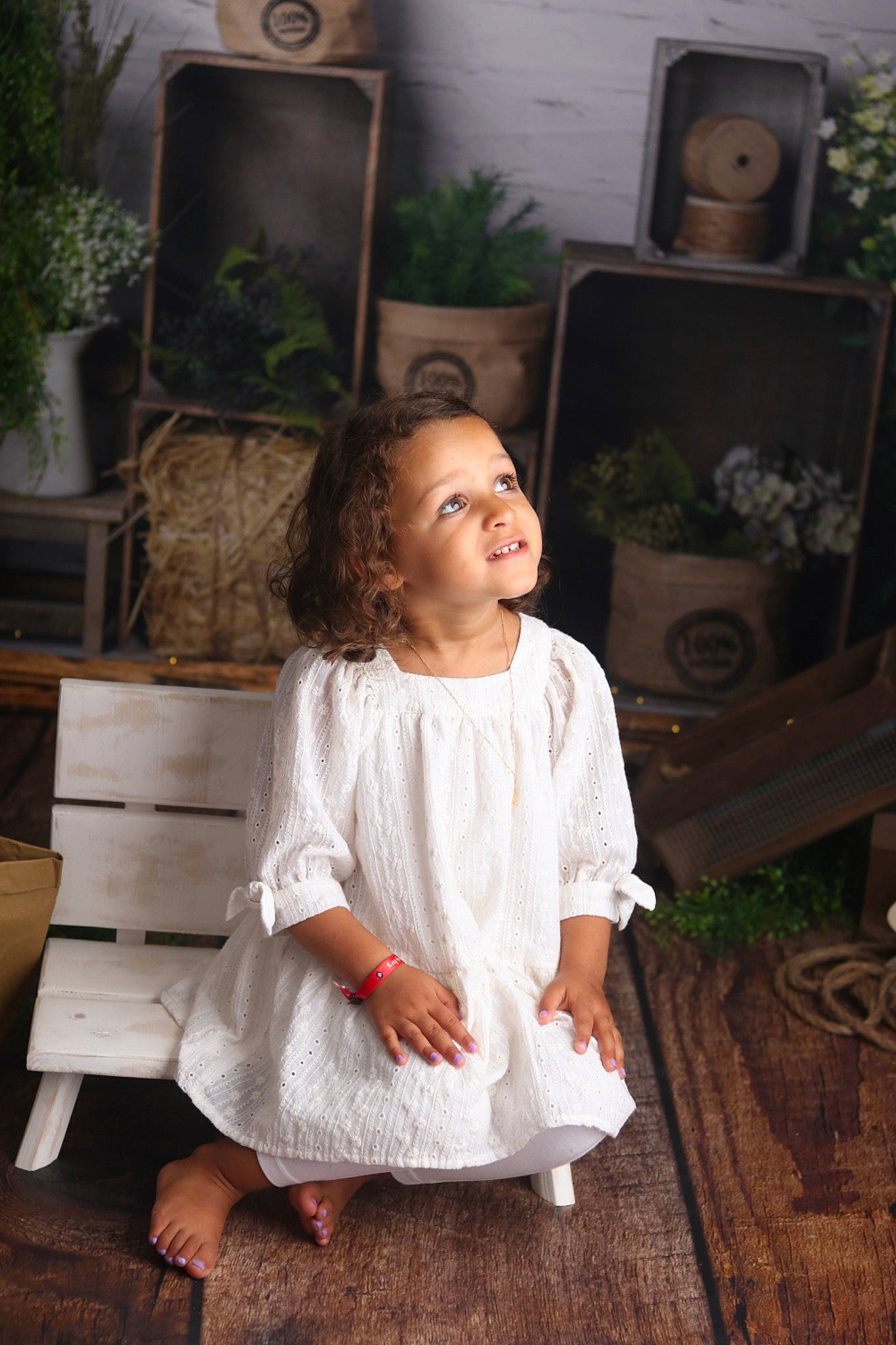 Lina participe au concours pour gagner de l'argent avec cette photo : chest_of_drawers, child, dress, event, fashion_design, flooring, formal_wear, hairstyle, happy, joy, lighting, living_room, person, picture_frame, plant, room, smile, standing, television, television_set