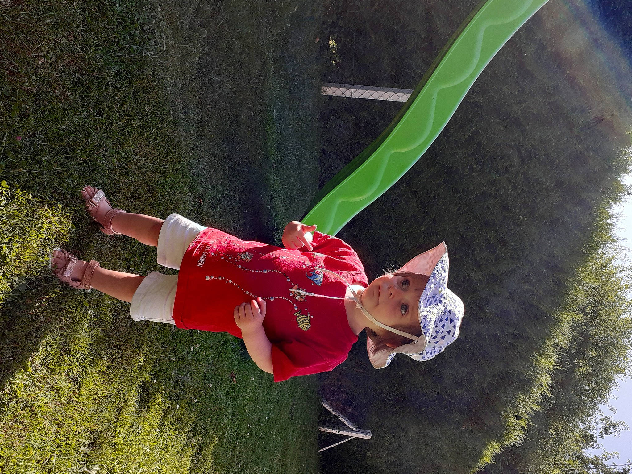 Léa participe au concours pour gagner de l'argent avec cette photo : competition_event, fun, grass, happy, headwear, leisure, people_in_nature, person, plant, player, recreation, shadow, shorts, sneakers, sports, sports_uniform, sportswear, thigh, tournament, tree